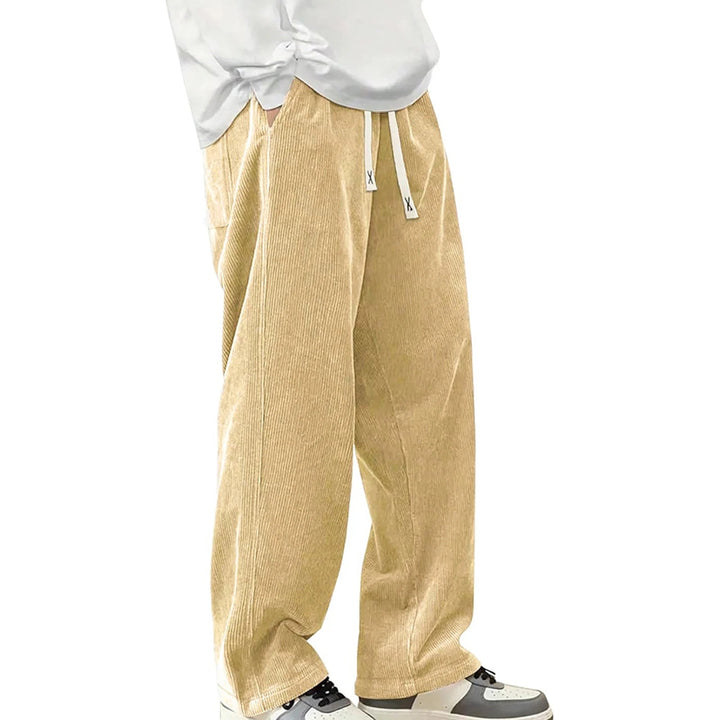 Model draagt heren jogger in relaxed fit, ideaal voor een comfortabele en moderne streetwear outfit.