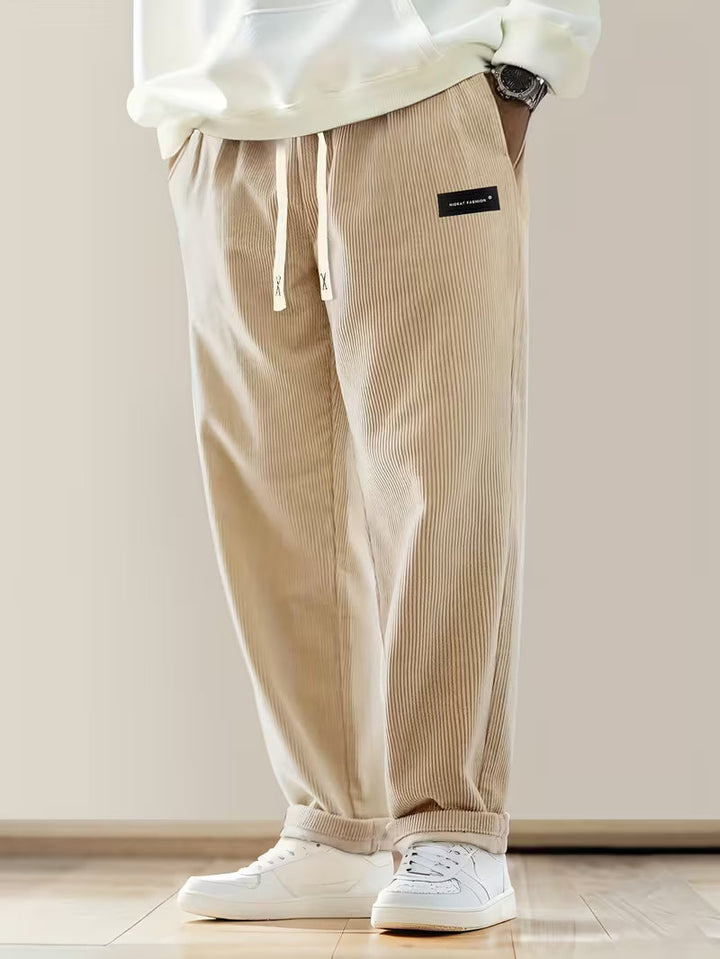 Klassieke heren corduroy broek, losse pasvorm, rechte pijpen, essentieel voor een comfortabele herfstlook.