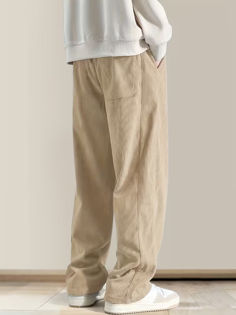 Donkerblauwe heren corduroy broek, rechte pijpen, losse pasvorm, tijdloos en casual voor herfst en winter.