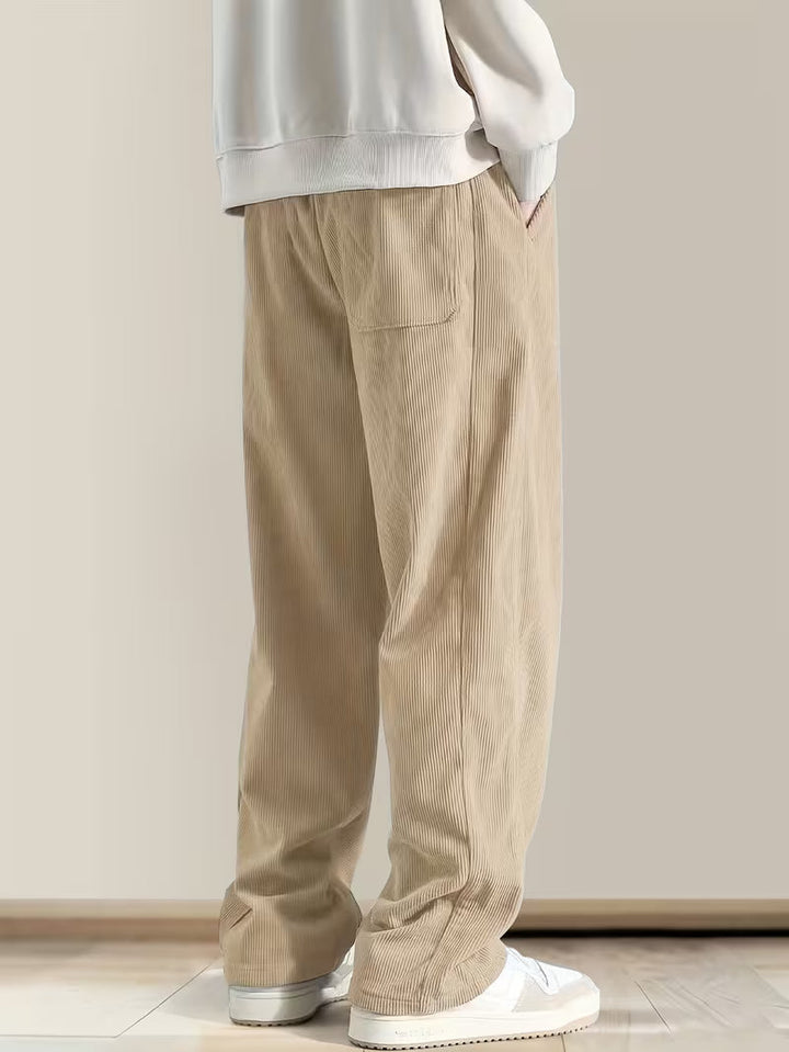 Donkerblauwe heren corduroy broek, rechte pijpen, losse pasvorm, tijdloos en casual voor herfst en winter.