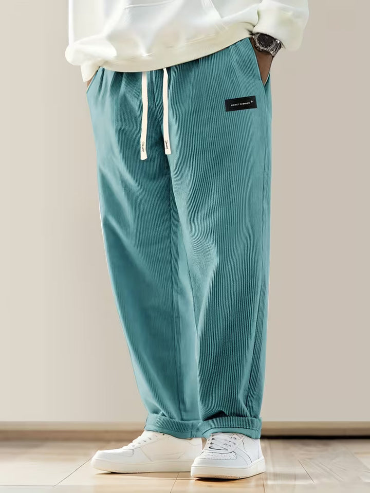 Comfortabele herenbroek: corduroy, rechte pijpen, losse pasvorm, ideaal voor een relaxte lentemode.