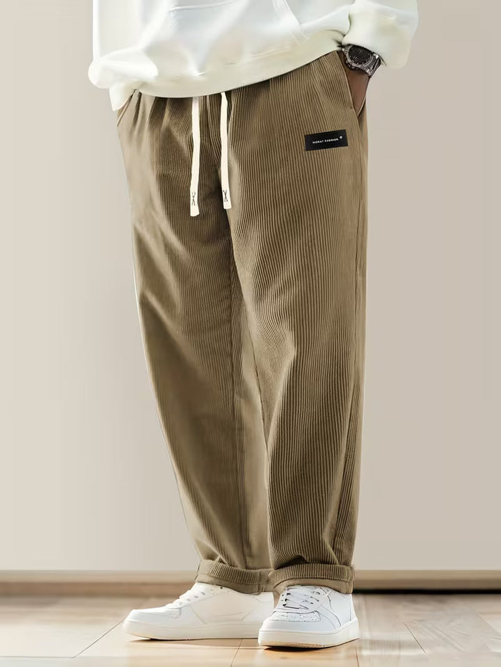 Heren corduroy broek met rechte pijpen, losse pasvorm, perfect voor een casual zomerse of herfstoutfit.
