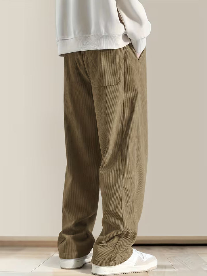 Modebewuste heren corduroy broek met rechte pijpen en losse pasvorm, comfort en stijl gecombineerd.