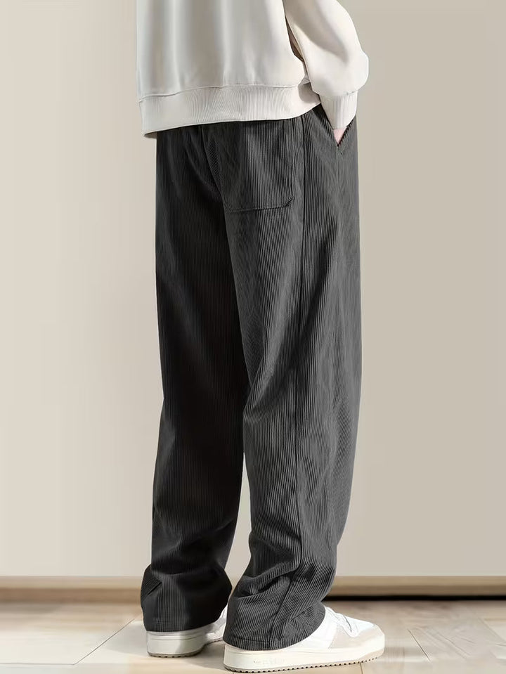 Stijlvolle heren corduroy broek met rechte pijpen, comfortabele losse pasvorm, perfect voor lente/herfst.