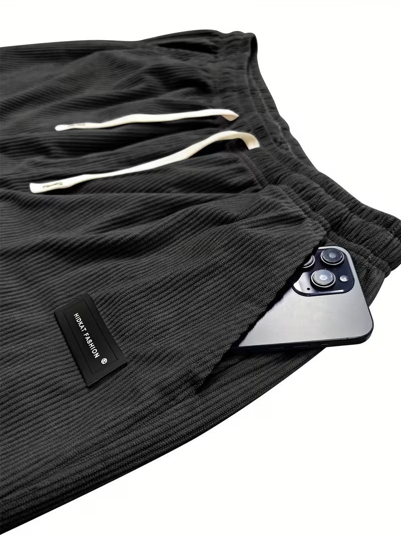 Man draagt comfortabele heren corduroy broek met rechte pijpen en losse pasvorm, perfect voor dagelijks gebruik.