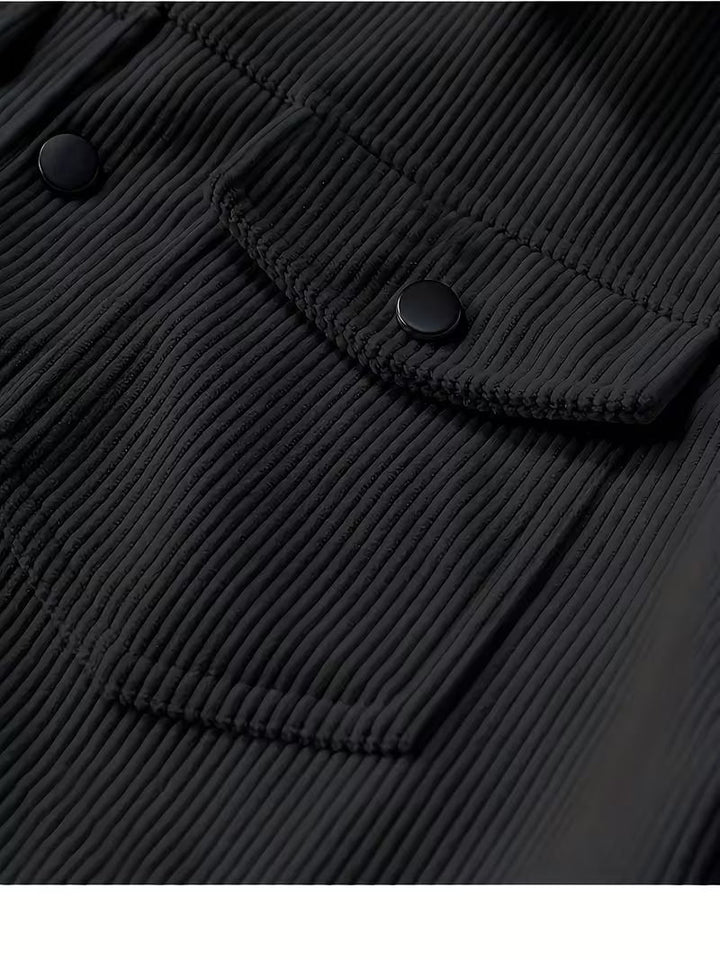 Stijlvolle zwarte truckerjas voor heren, moderne herenmode met borstzakken en klassieke look.