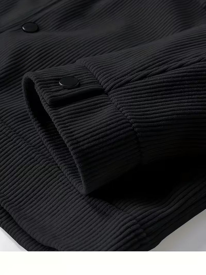 Donkere zwarte overgangsjas voor mannen, klassieke truckerlook met praktische borstzakken.