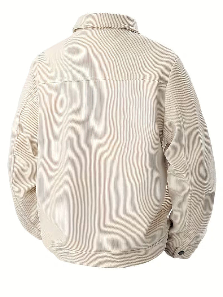 Casual beige herenjas met lange mouwen en losse pasvorm, perfect als overgangsjas voor herenmode.