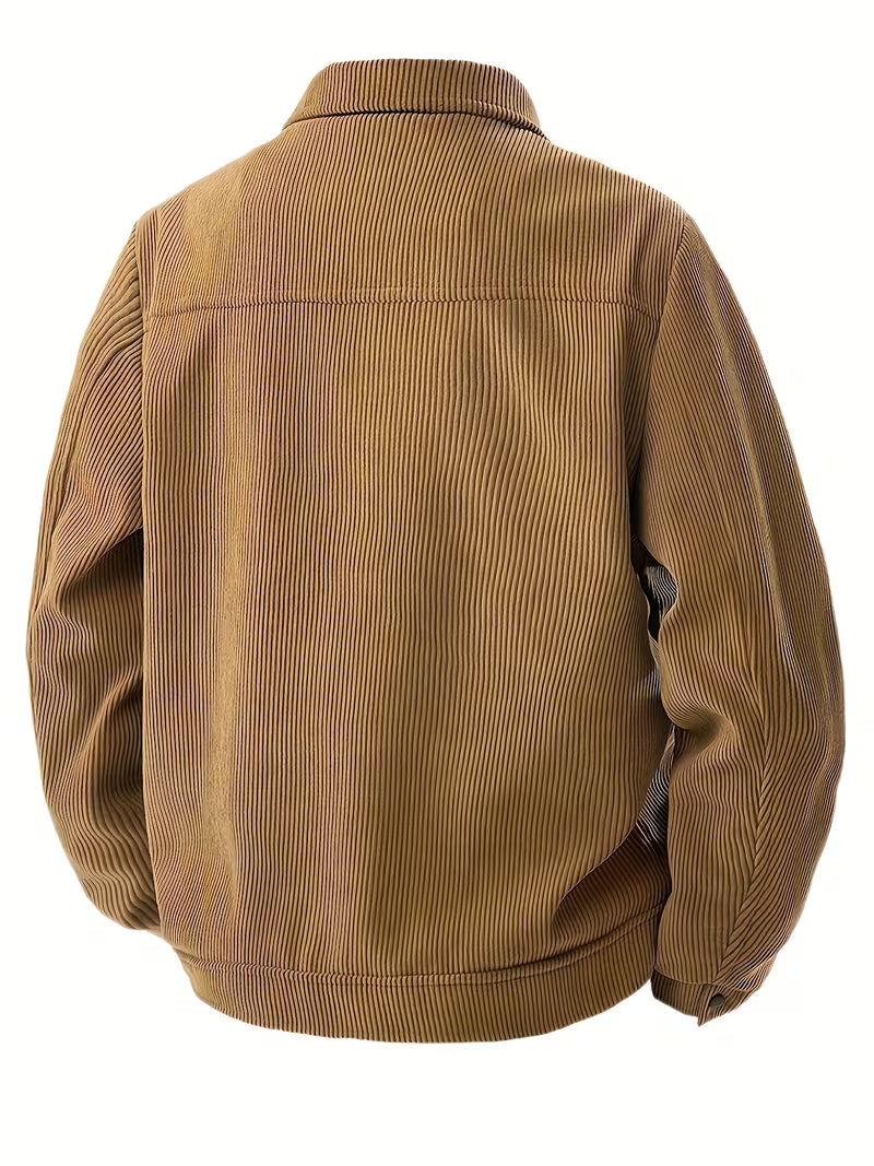 Trendy koffiekleurige herenmode truckerjas, met borstzakken en veelzijdige casual stijl.