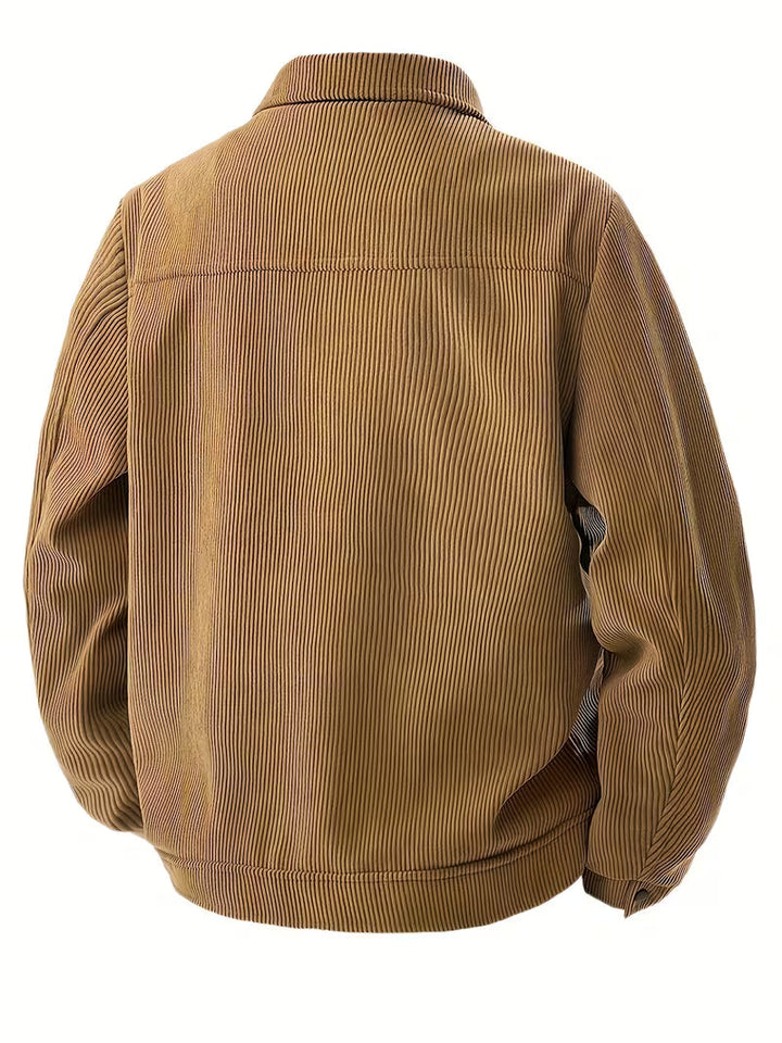 Trendy koffiekleurige herenmode truckerjas, met borstzakken en veelzijdige casual stijl.