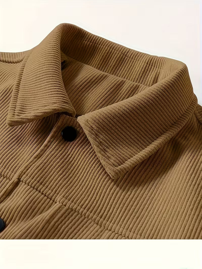 Donkerbruine casual jas voor mannen, klassieke truckerlook met praktische borstzakken.