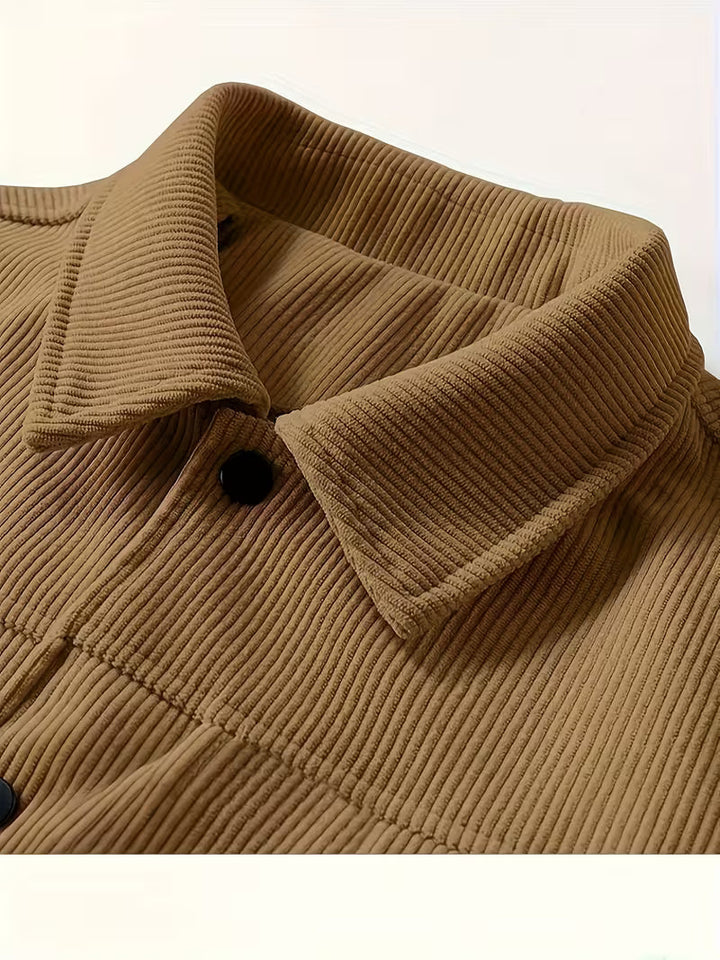 Donkerbruine casual jas voor mannen, klassieke truckerlook met praktische borstzakken.