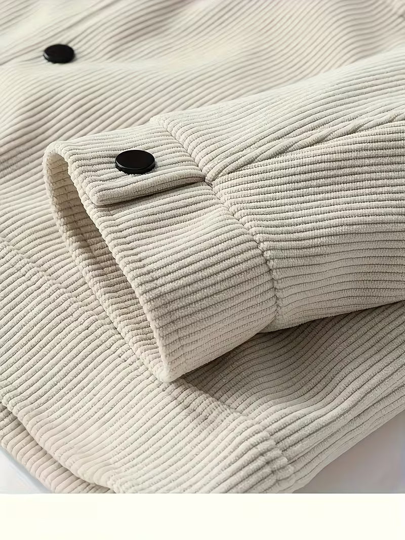 Beige truckerjack voor mannen, trendy herenmode met klassieke kraag en functionele borstzakken.
