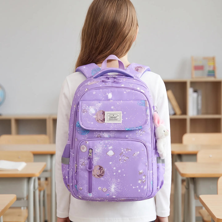 Kinder basisschoolrugzak met levendige ruimteprint; ideaal voor schoolspullen, comfortabel en veilig.