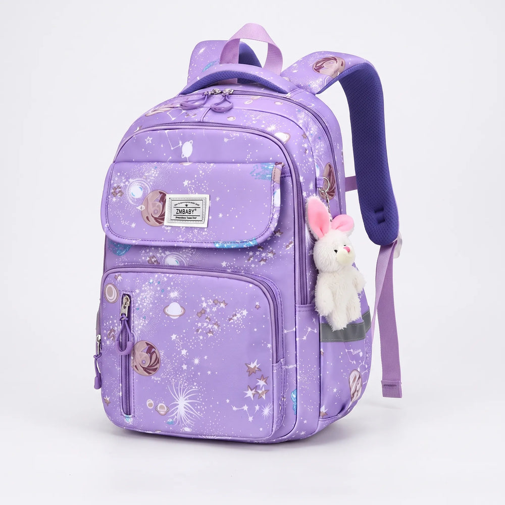 Paarse kinder schooltas met unieke ruimteprint en slimme organisatievakken voor basisschoolkinderen.