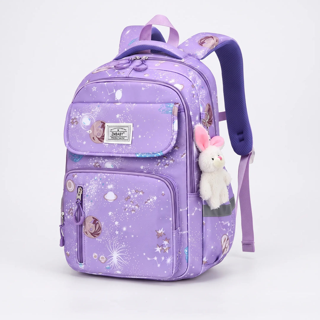 Paarse kinder schooltas met unieke ruimteprint en slimme organisatievakken voor basisschoolkinderen.