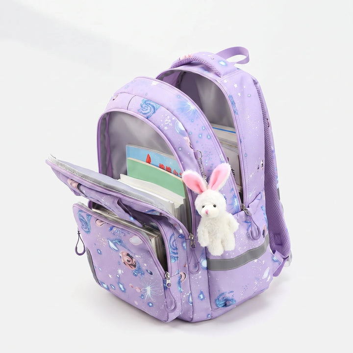 Blauwe kinderrugzak met stoere ruimteprint, perfect voor school. Biedt comfort en genoeg ruimte.