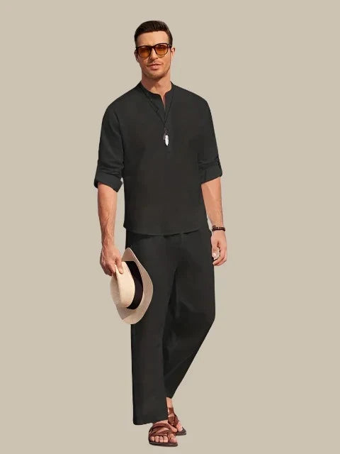 Heren 2-delige zomerset met V-hals shirt en comfortabele short. Perfect voor warme dagen.