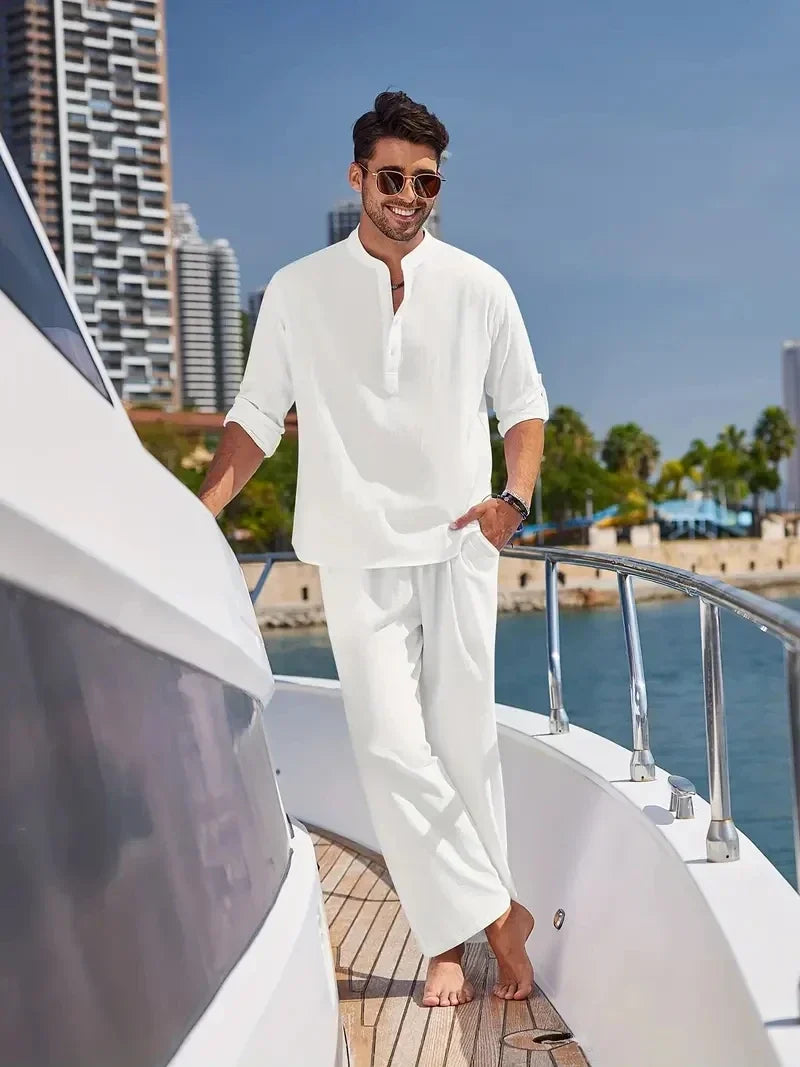 Ademende heren zomerset met V-hals shirt en korte broek, ideaal voor ontspanning.