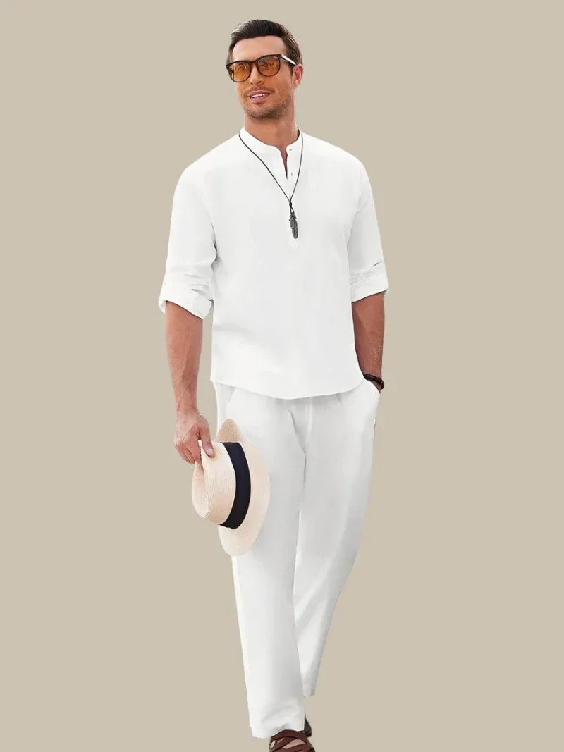 Ideale heren vakantie outfit: casual V-hals shirt en short set voor de zomer.