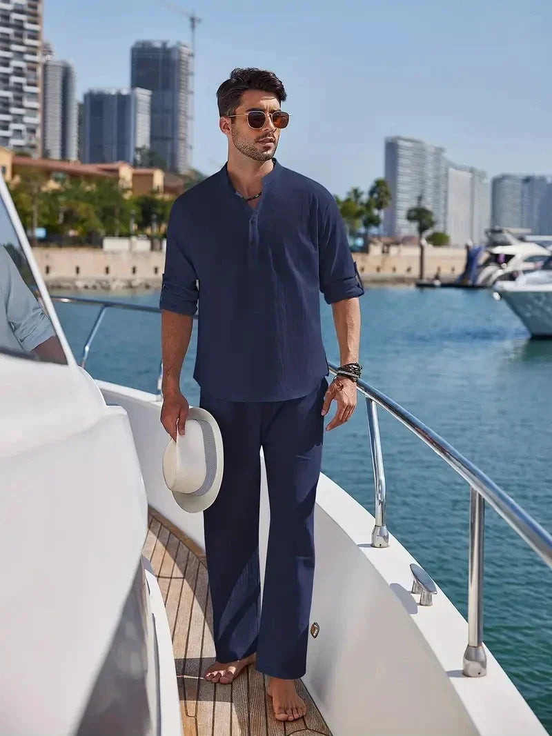 Casual heren zomerset voor vrije tijd, met V-hals shirt en relaxte short. Zomerklaar!