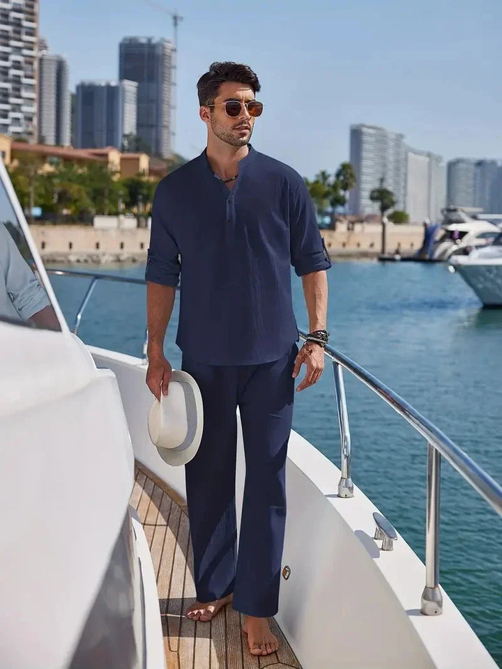 Casual heren zomerset voor vrije tijd, met V-hals shirt en relaxte short. Zomerklaar!