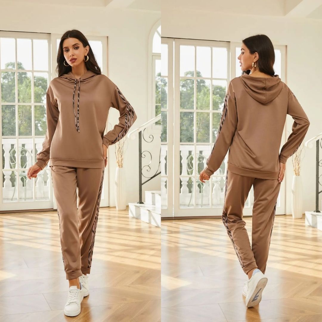 Stijlvolle dames sportset, perfect voor casual vrijetijdskleding en actieve dagen.