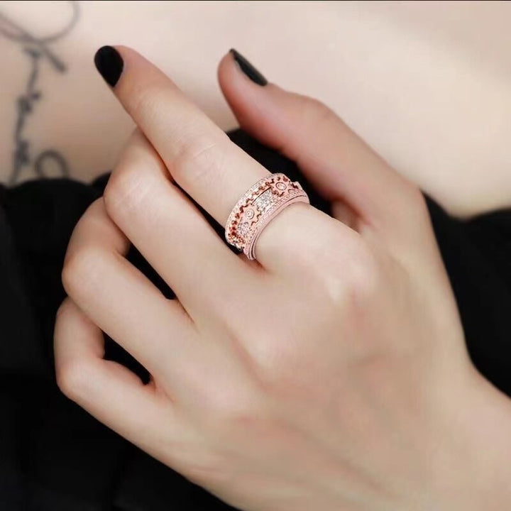 Mix van zilver en roségoud op de Spinfinity draairing, een trendy unisex spinningsring voor fashion en ontspanning.