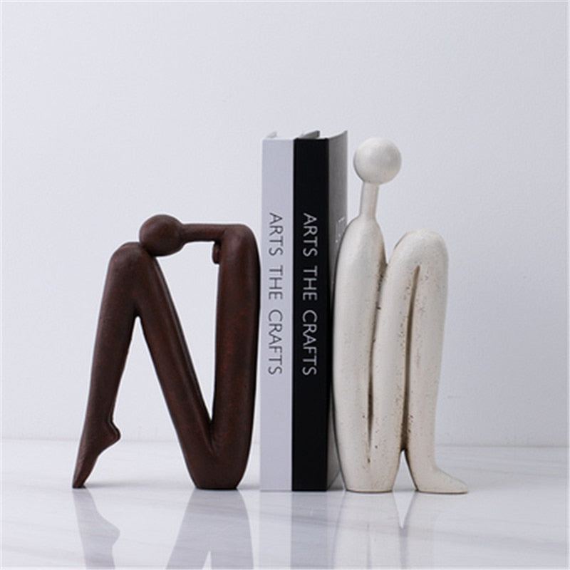 Moderne witte metalen boeksteun voor elegante organisatie van boeken, perfect voor thuis of kantoorinterieur.