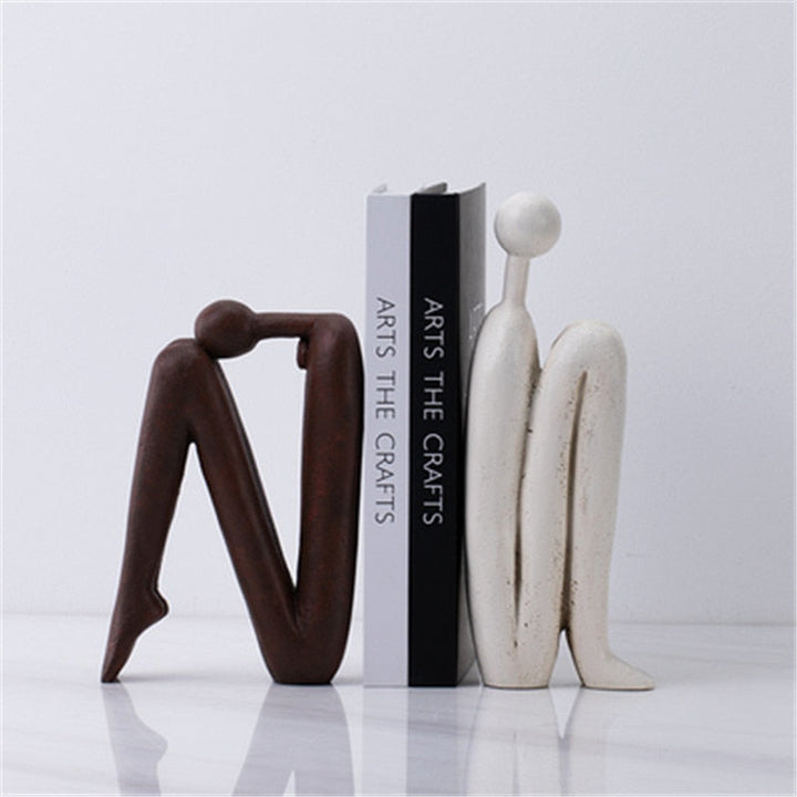 Moderne witte metalen boeksteun voor elegante organisatie van boeken, perfect voor thuis of kantoorinterieur.