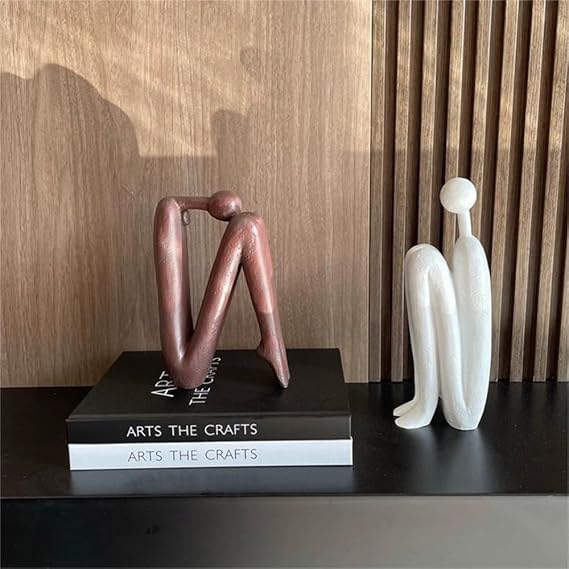 Elegante bruine en witte decoratieve boeksteun van metaal, ideaal voor een modern boekenrek of bureau.