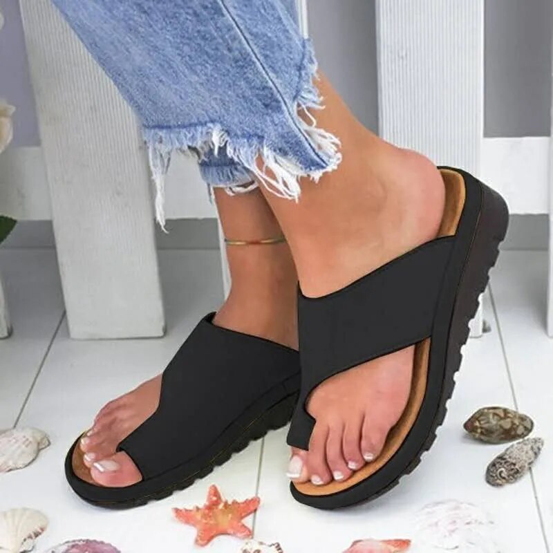 Elegante dames sandaal met voetboogondersteuning en platte, schokabsorberende zool voor zomerse dagen.