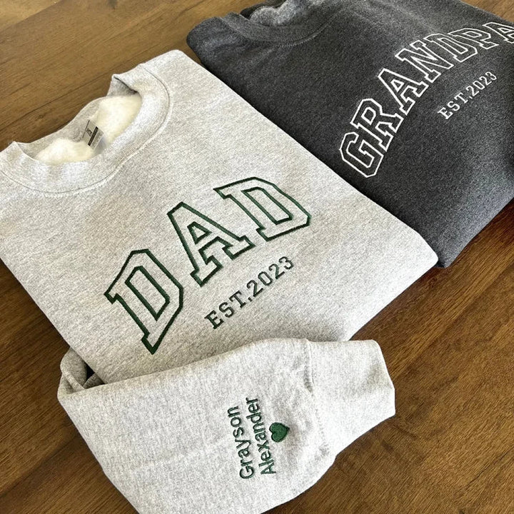 Witte unisex T-shirt met twee geborduurde namen. Een persoonlijk en uniek cadeau voor geliefden.