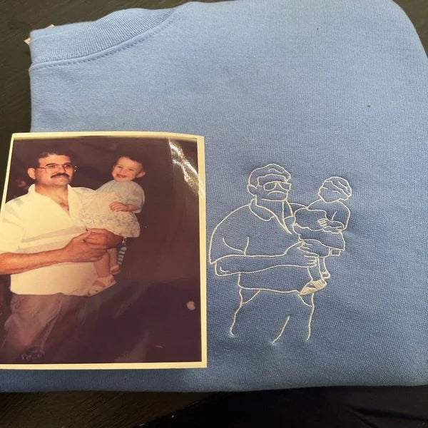 Detail van geborduurde foto op een sweatshirt, als tastbare herinnering op gepersonaliseerde kleding.