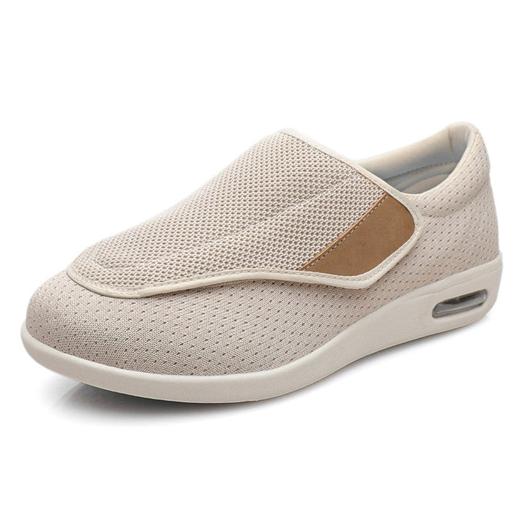 Zijaanzicht van brede ComfortEase diabetici schoenen met klittenband, geschikt voor gezwollen en gevoelige voeten.