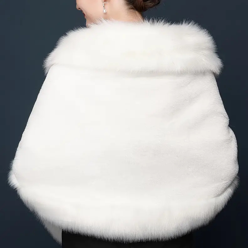 Zachte, luxe faux bontsjaal voor dames. Warm en stijlvol, ideaal voor koude winterdagen.