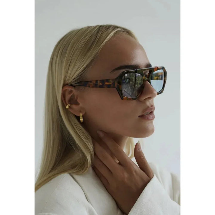 Fashion accessoire: Trendy dames zonnebril Nova met sprankelende glamour details. Ideaal voor een stijlvolle zomerlook.