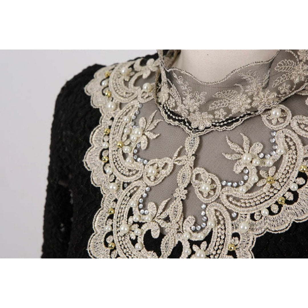 Modieuze damesblouse met borduurspitze, kanten mouwen en een verfijnde uitstraling. Voor vrouwen met stijl.