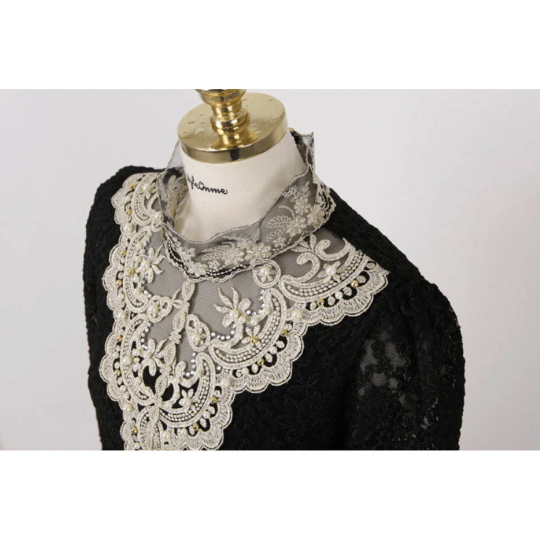 Modieuze Elisabeth blouse met lange mouwen, kanten inzet en prachtig borduurwerk. Casual chic.