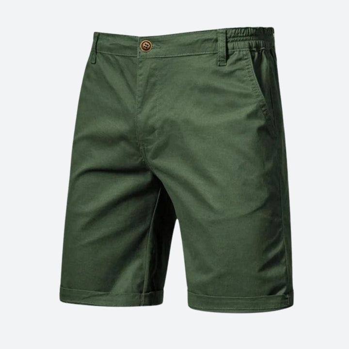 Man draagt comfortabele heren korte broek, klaar voor een relaxte zomerdag en veelzijdige activiteiten.