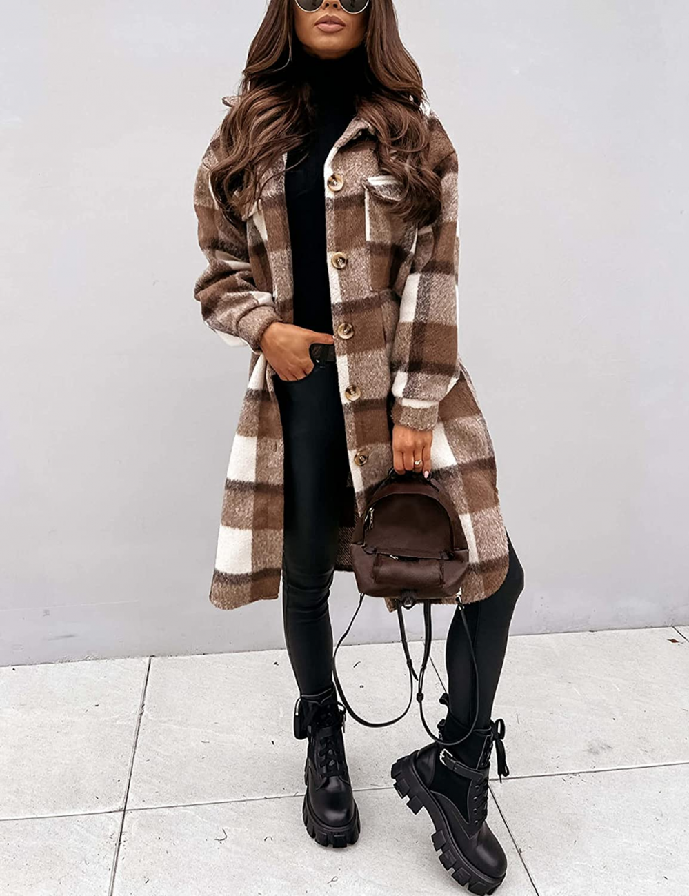 Geruite damesjas, lang en stijlvol. Perfecte winterjas voor een elegante look.