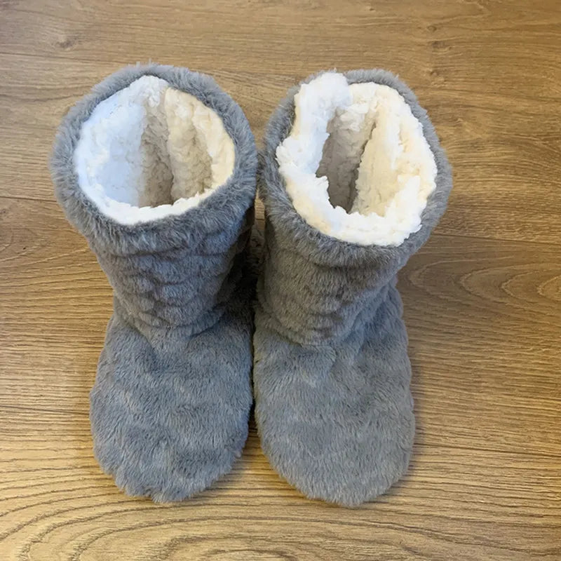 Winterse dames pantoffels, zacht en hoog, voor luxueus comfort aan de voeten thuis.