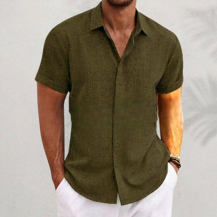 Modieus heren zomershirt, luchtig en casual, ideaal voor een stijlvolle en comfortabele zomeroutfit.