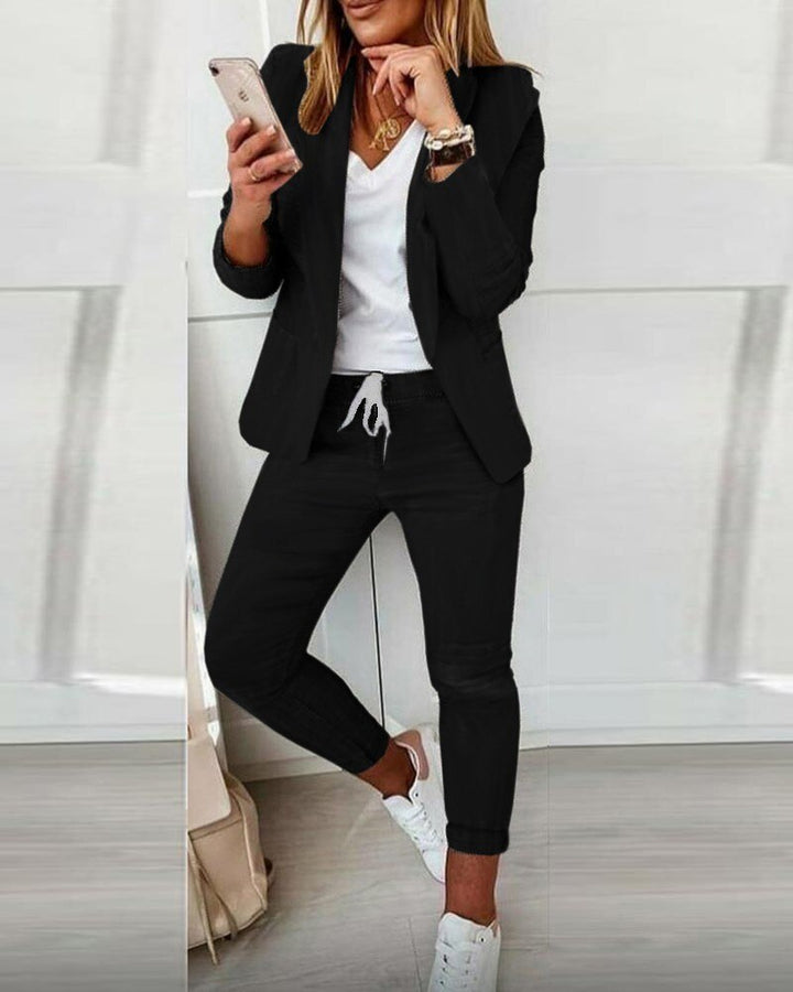 Zakelijk damespak: stijlvolle blazer en broek set voor een professionele en comfortabele uitstraling.