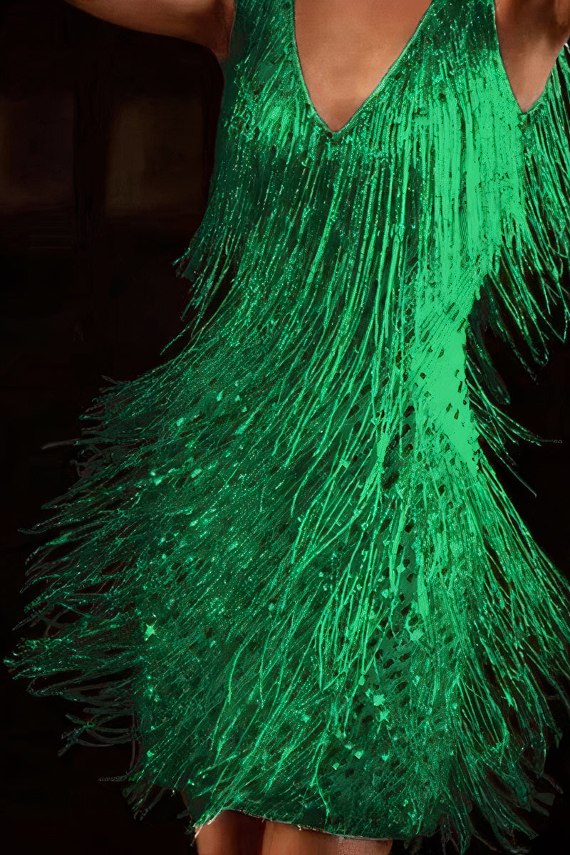 Elegante dames feestjurk met iriserende kwastjes. Perfecte glitter cocktailjurk voor stijlvolle avondfeesten.