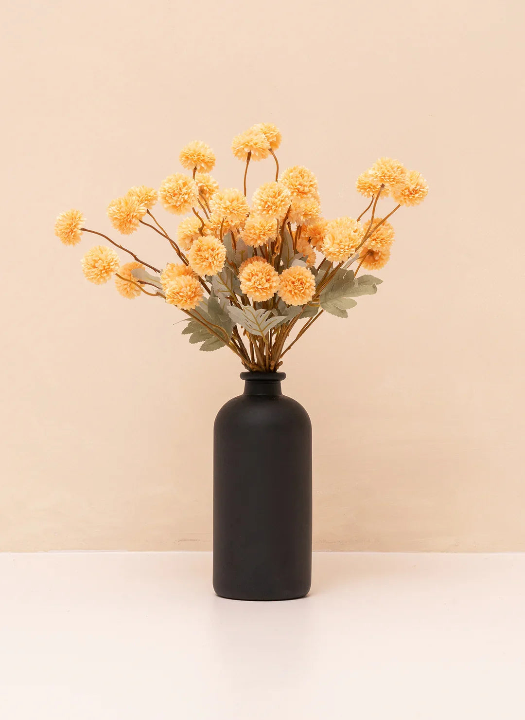 Zijden Kiku boeket in een vaas, sfeervolle kunstbloemen decoratie die elk interieur verfraait.