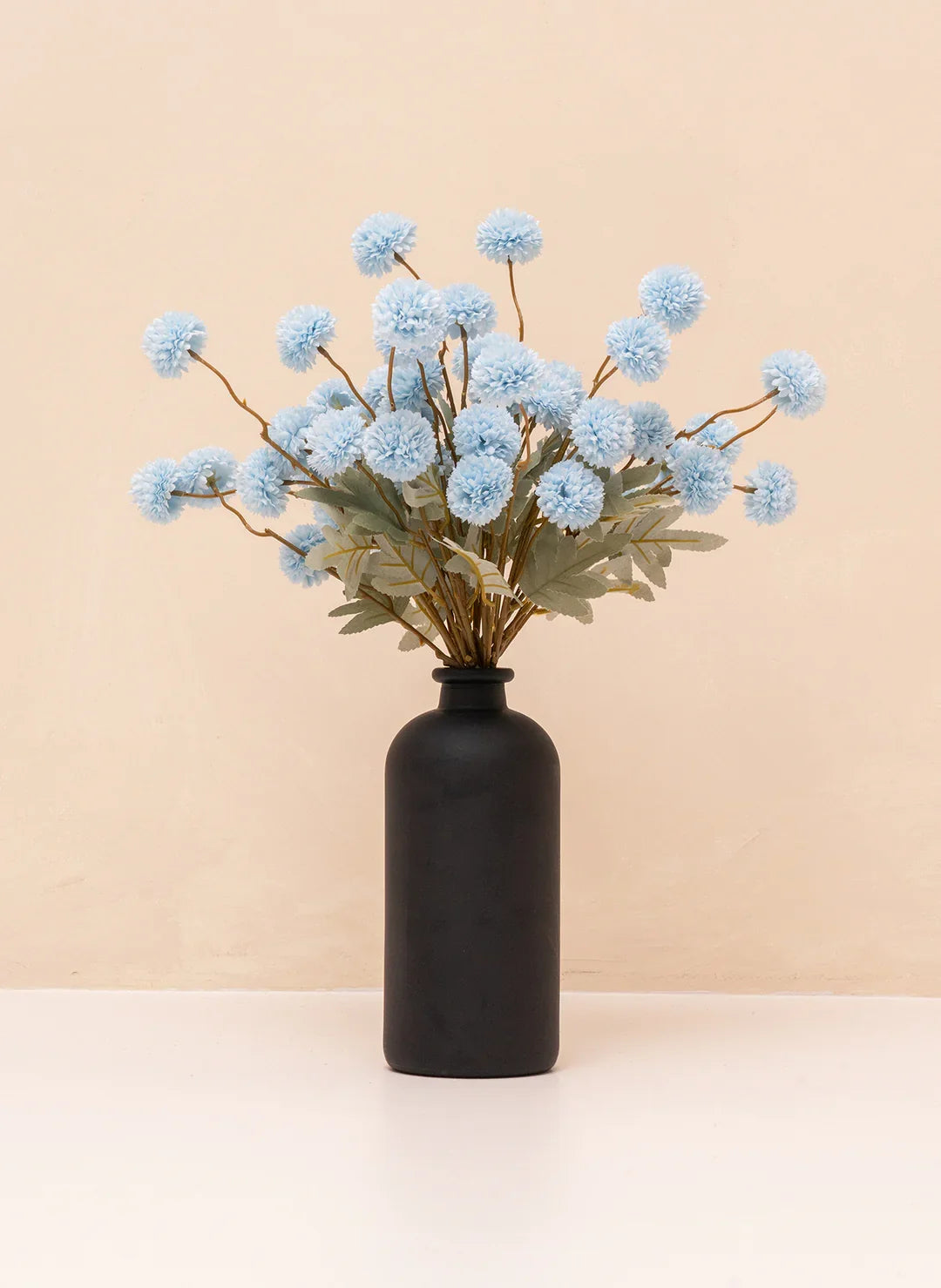 Tijdloze elegantie met deze zijden Kiku bloemen, een stijlvolle kunstbloemen decoratie voor thuis.