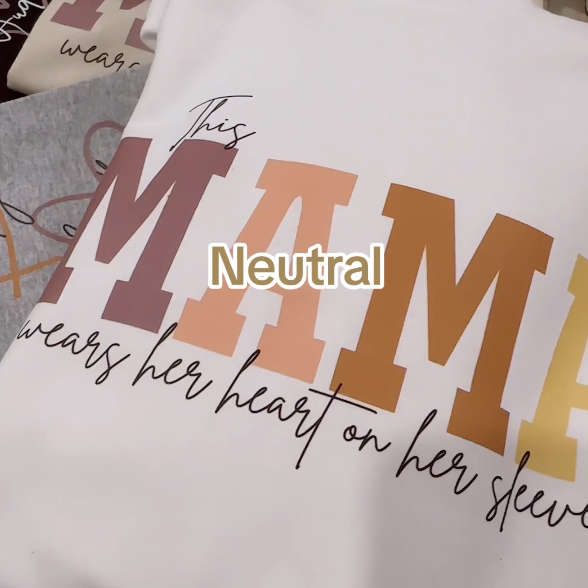Model draagt een unisex trui met namen, comfortabel en persoonlijk. Perfect als verjaardags- of vriendschapscadeau.