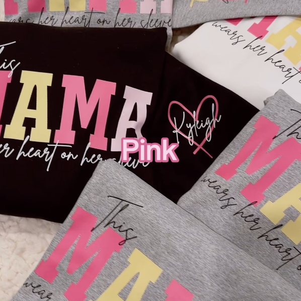Detail van de gepersonaliseerde namen op een zachte unisex trui. Een liefdevol, uniek en blijvend cadeau.