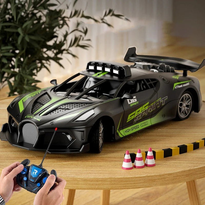 Detailopname van een rode RC driftauto met krachtige motor, klaar voor drift- en raceplezier voor kids.